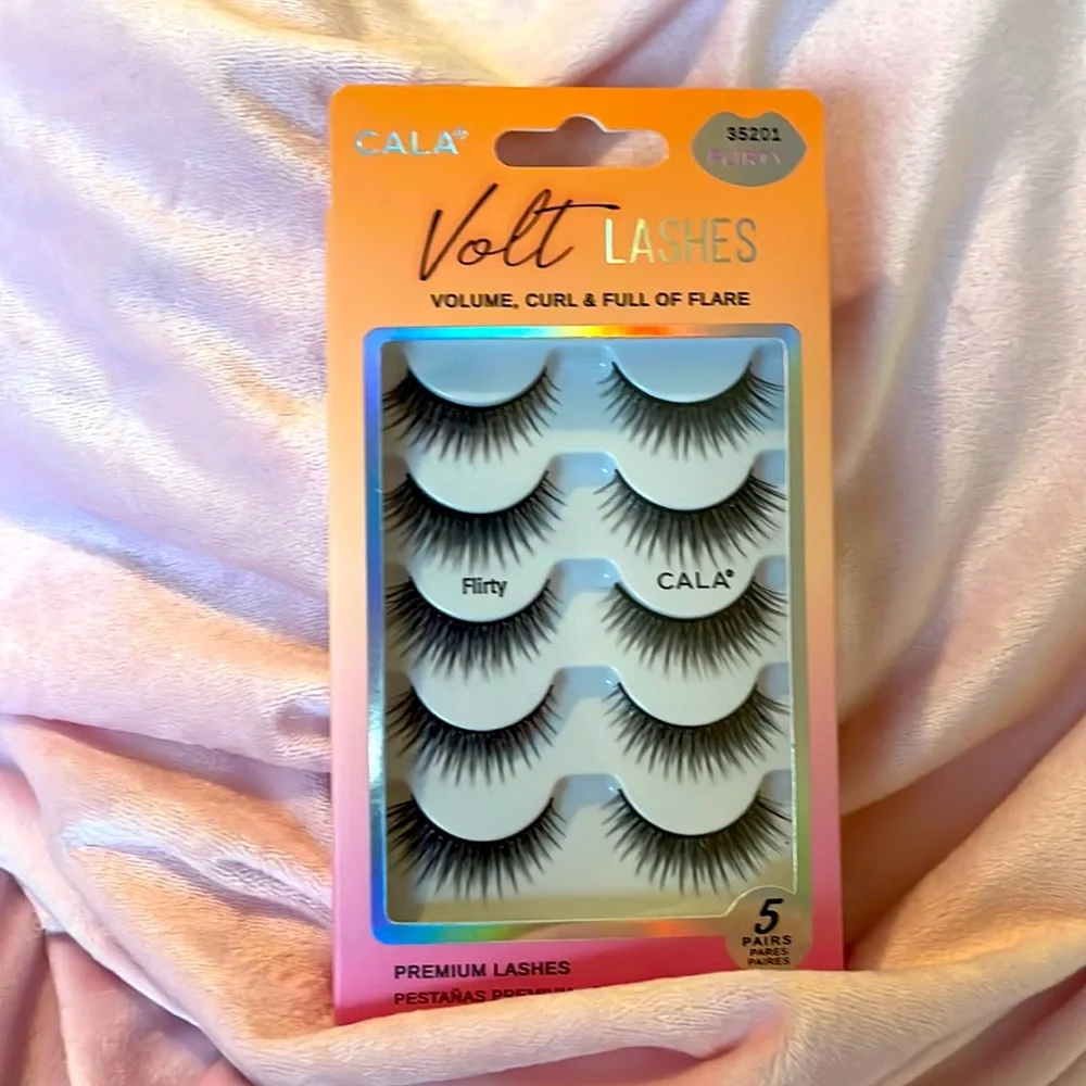SET OF LASHES - Picture 1 of 1